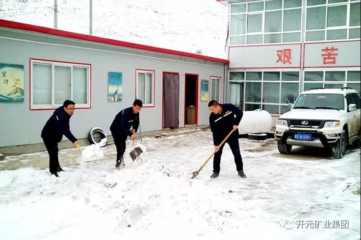 人間四月芳菲盡，山中春雪還復(fù)來