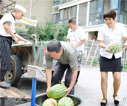 買下一整車西瓜，讓瓜農(nóng)早點回家