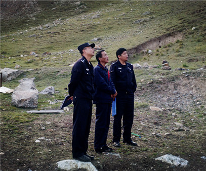 興?？h公安局治安大隊到銅鑫公司例行安全專項(xiàng)檢查